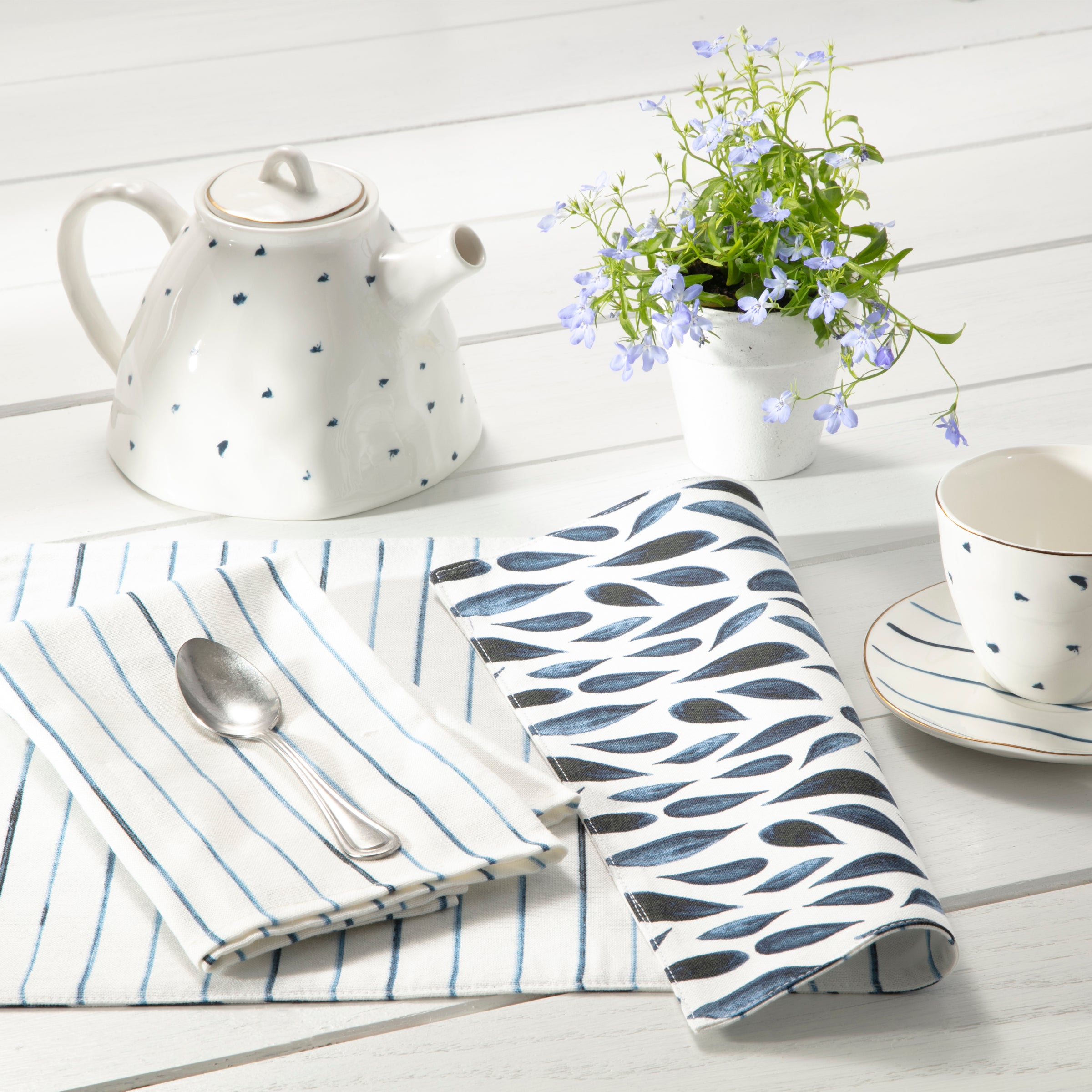 Blue Bay Leaf/Stripe Reversible Placemat