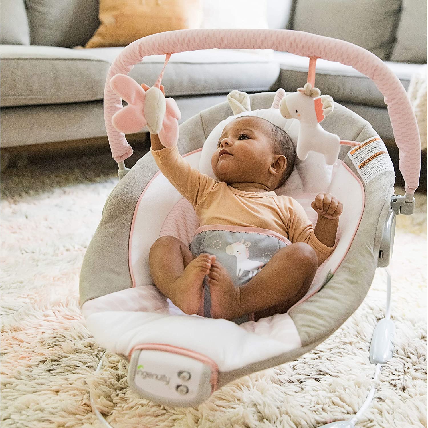 Ingenuity Soothing Baby Bouncer with Vibrating Infant Seat， Music， Removable -Toy Bar and 2 Plush Toys - Flora the Unicorn (Pink)， 0-6 Months