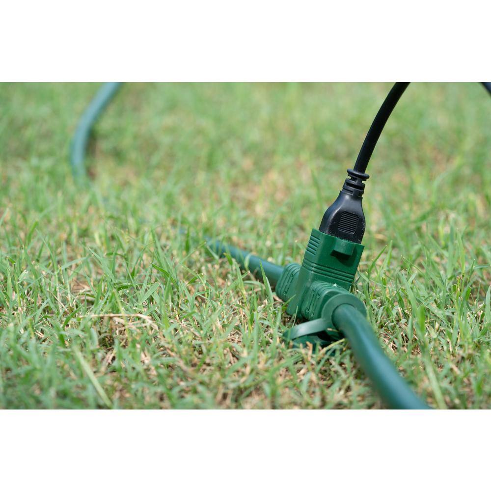 Woods 25 ft. 143 Multi-Outlet (3) Garden Outdoor Medium-Duty Extension Cord Green 3030