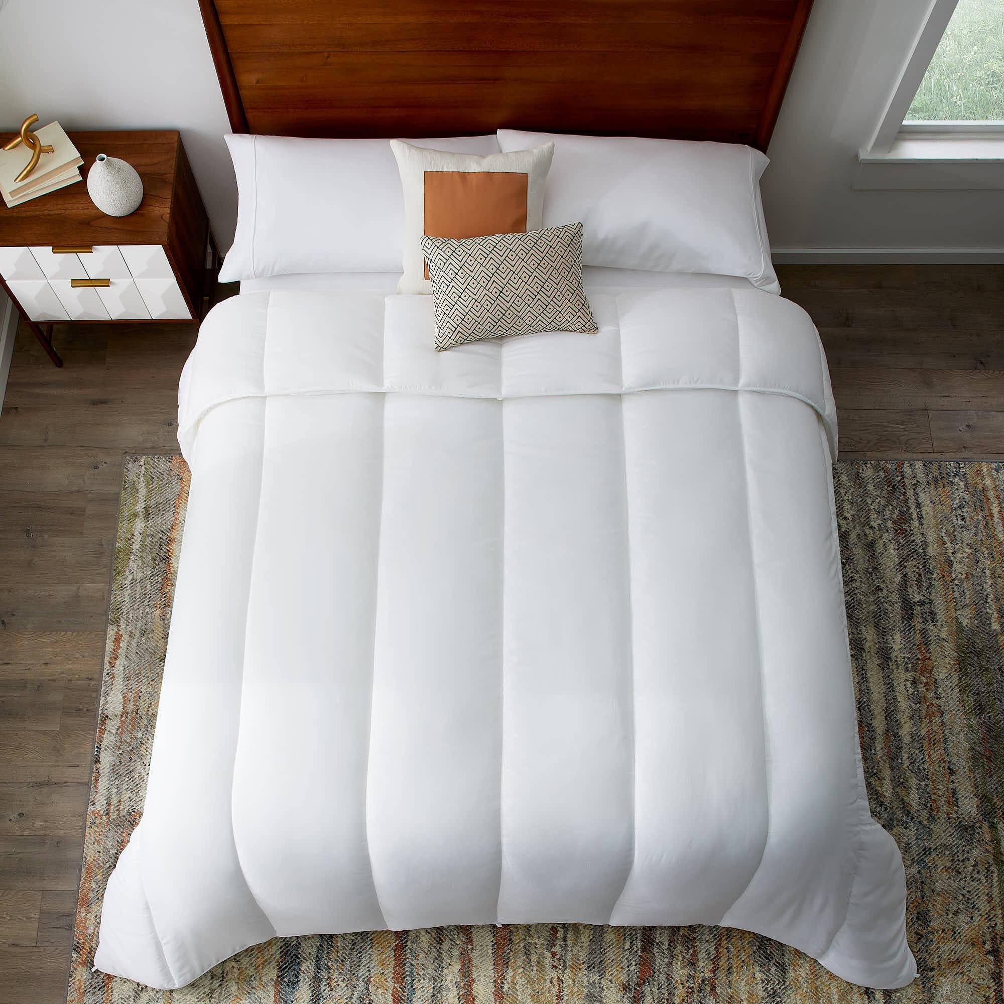 Rest Haven Medium Warmth Microfiber Comforter， King， White