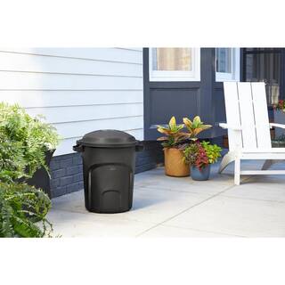 Rubbermaid Roughneck 20 Gallon Black Vented Outdoor Trash Can with Lid 2181136