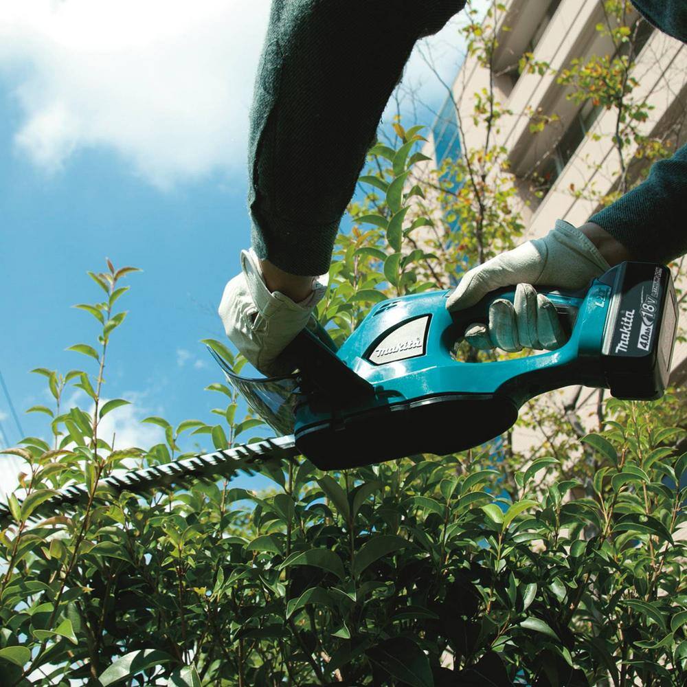 Makita 22 in. 18V LXT Lithium-Ion Cordless Hedge Trimmer Kit with Battery 4.0Ah and Charger XHU02M1