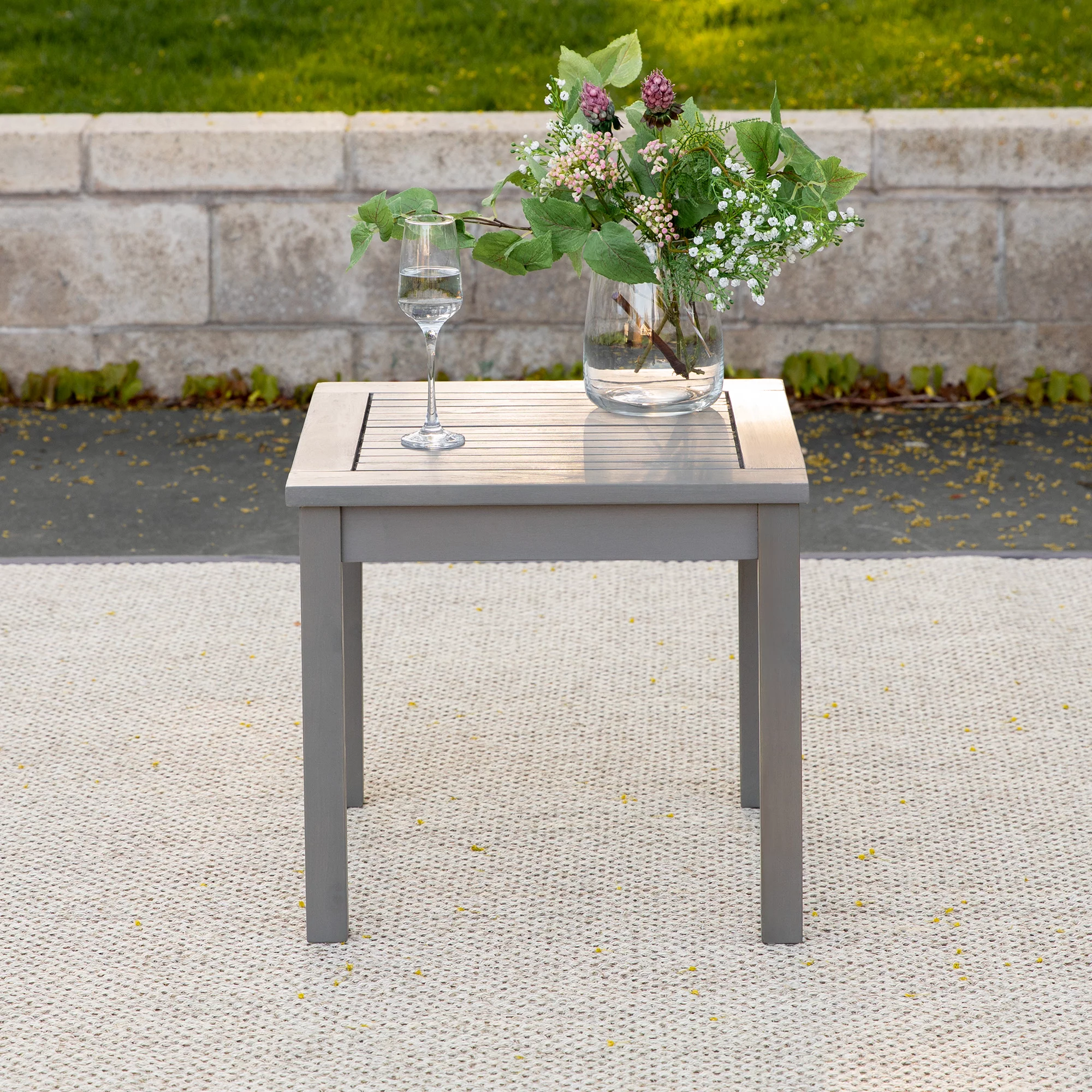 Manor Park Acacia Wood Outdoor Patio End Table， Grey Wash