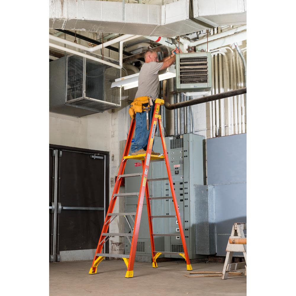 Type IA Fiberglass Podium Ladder ;