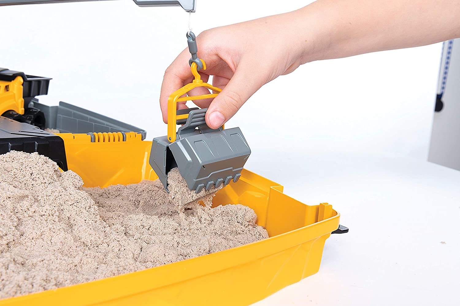 Kinetic Sand， Construction Site Folding Sandbox with Toy Truck and 2lbs of Play Sand， Sensory Toys for Kids Ages 3 and up