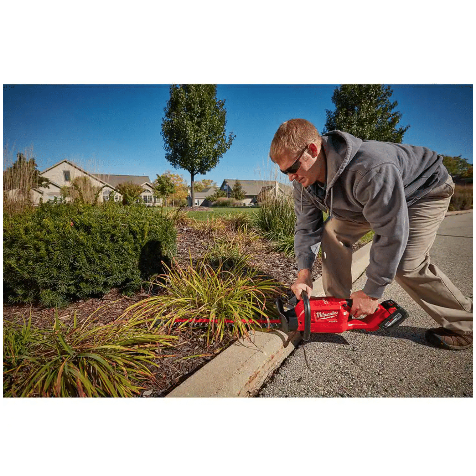 Milwaukee M18 FUEL 24 in. 18-Volt Lithium-Ion Brushless Cordless Hedge Trimmer Kit with 8.0 Ah Battery and Rapid Charger (2726-21HD)