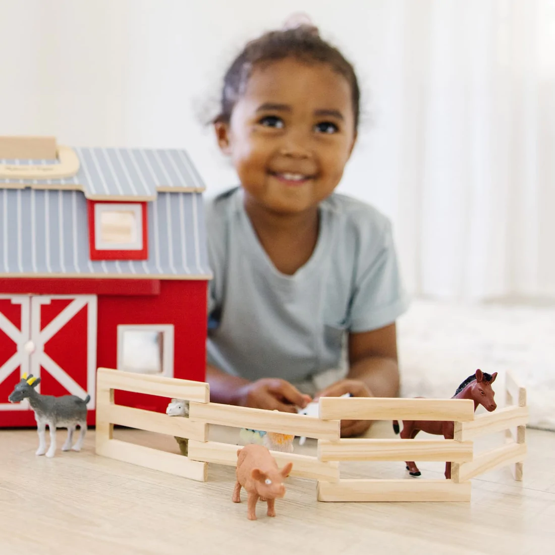 Melissa and Doug Fold and Go Wooden Barn With 7 Animal Play Figures - Farm Animals Barn Toy， Portable Toys， Farm Toys For Kids And Toddlers Ages 3+