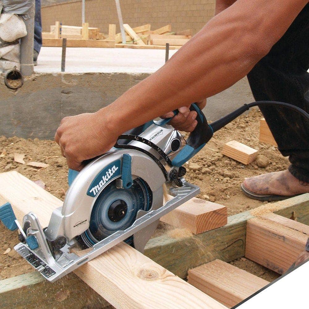 Makita 15 Amp 7-1/4 in. Corded Lightweight Magnesium Hypoid Circular Saw with built in fan and 24T Carbide blade 5377MG