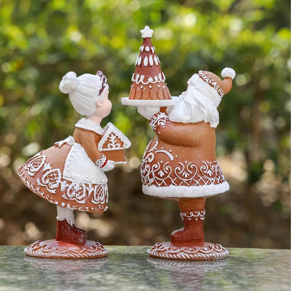 17 Gingerbread Santa With Dessert