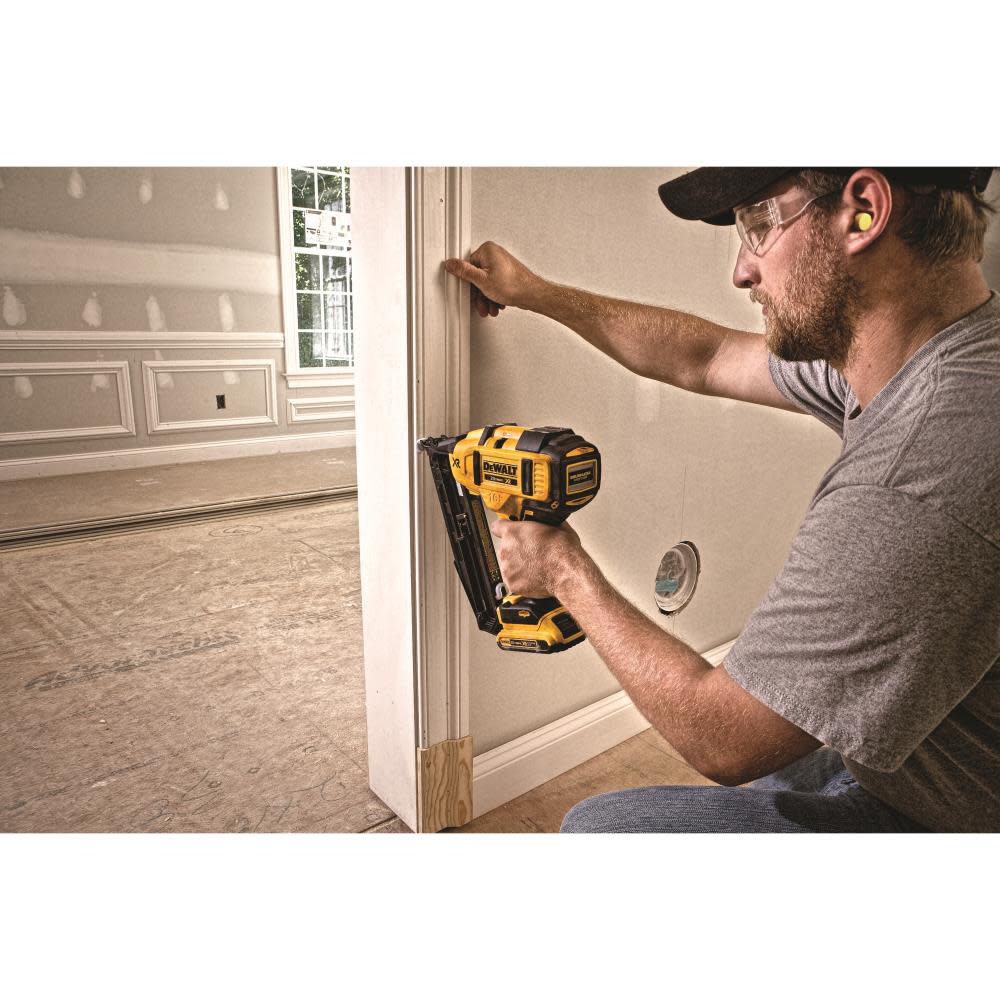 20 V MAX* 16 Gauge Angled Cordless Finish Nailer Kit ;