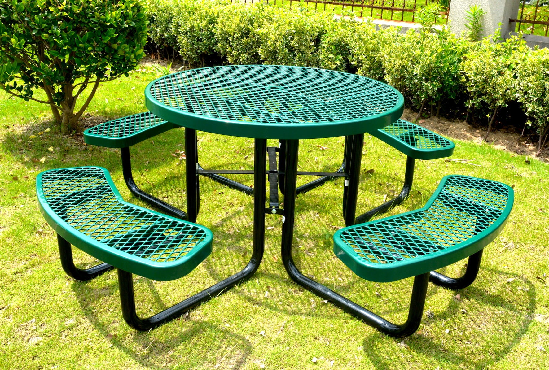 LifeYard 46 inch Expanded Metal Round Picnic Table (Green)