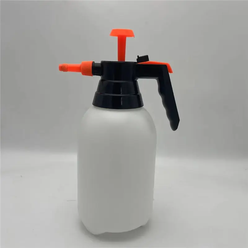 1.5L durable home and garden plastic watering spray bottle made entirely of plastic