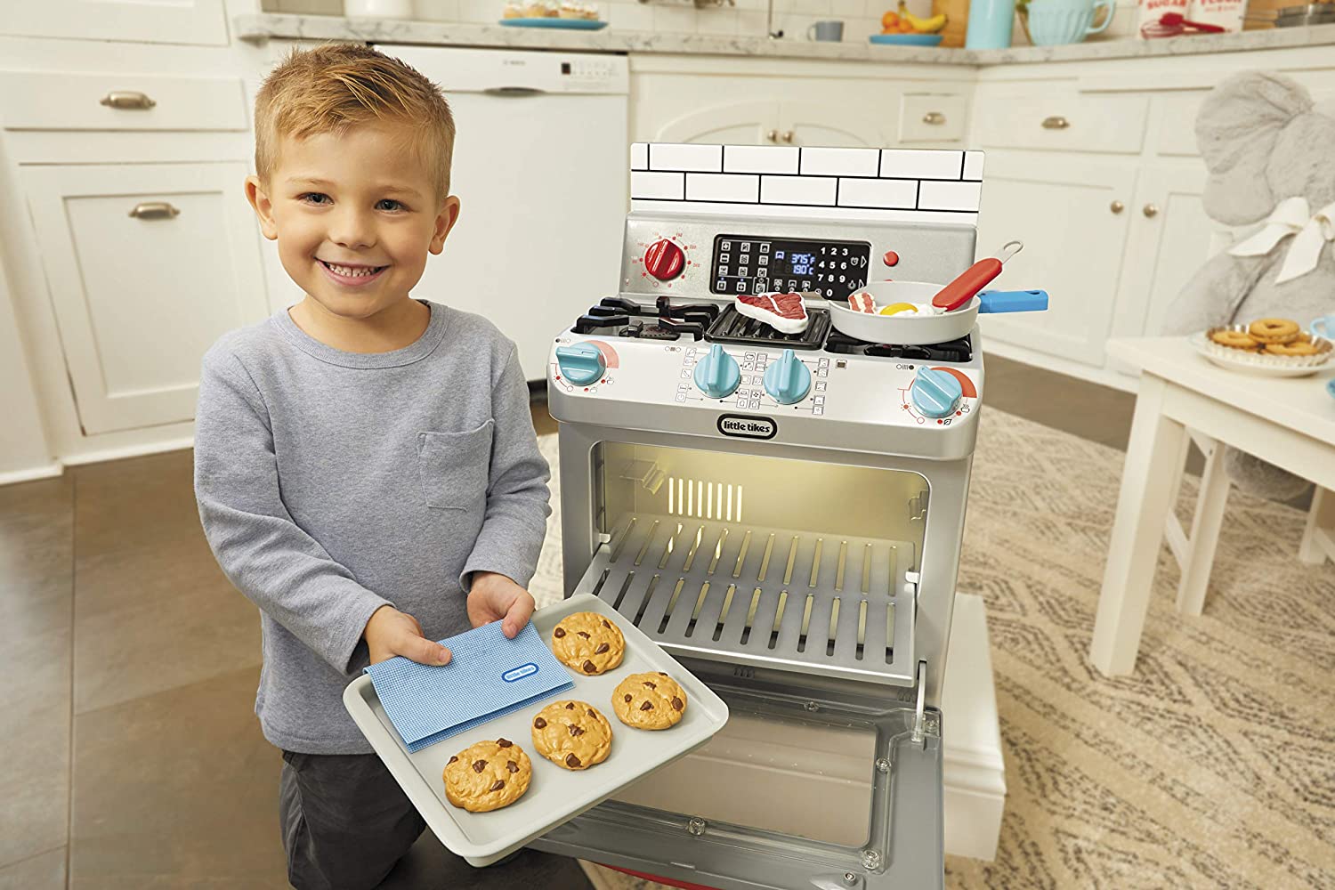 Little Tikes First Oven Realistic Pretend Play Appliance for Kids， Play Kitchen with 11 Accessories and Realistic Cooking Sounds， Unique Toy Multi-Color， Ages 2+