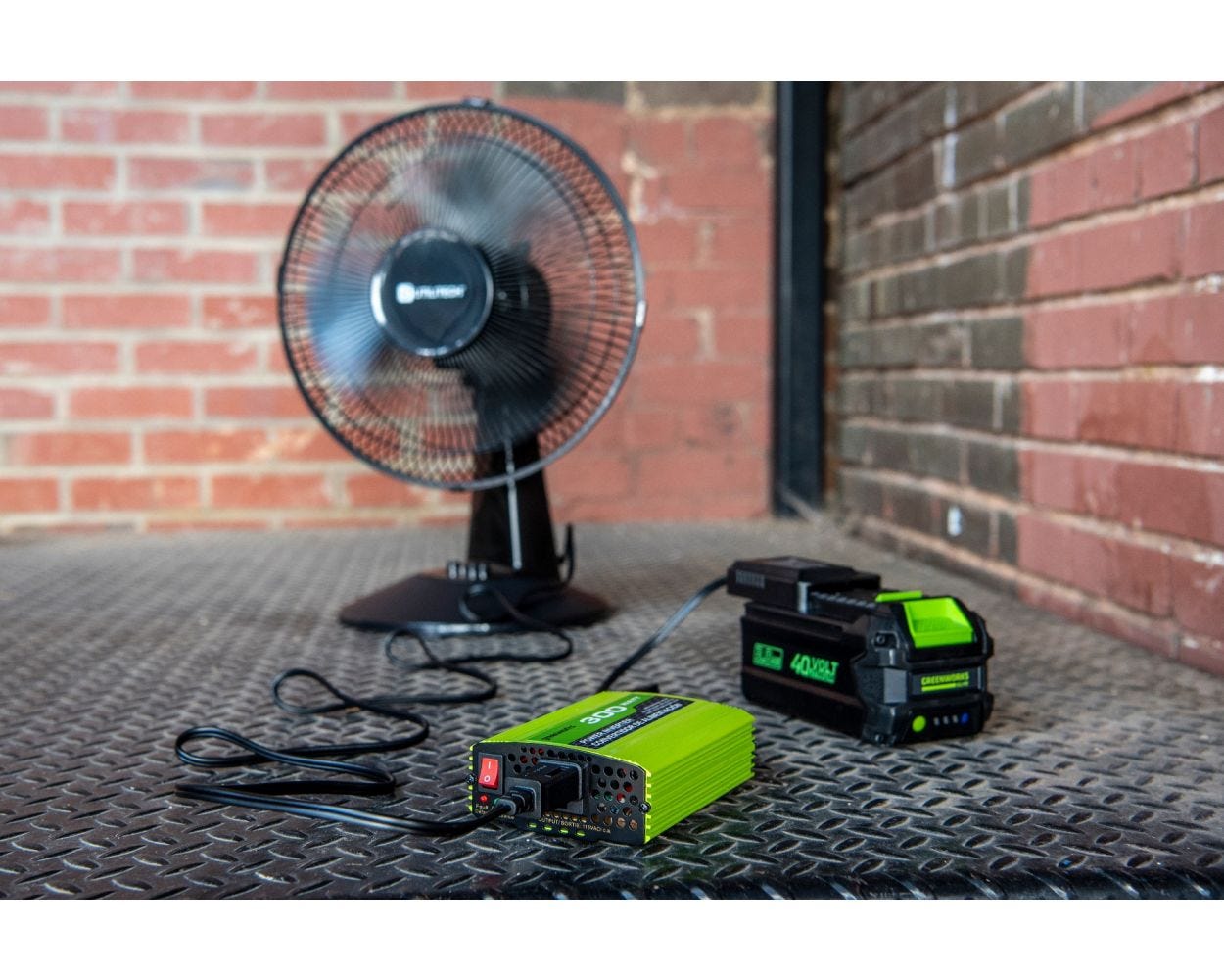 40V 300 Watt Cordless Power Inverter | Greenworks Tools