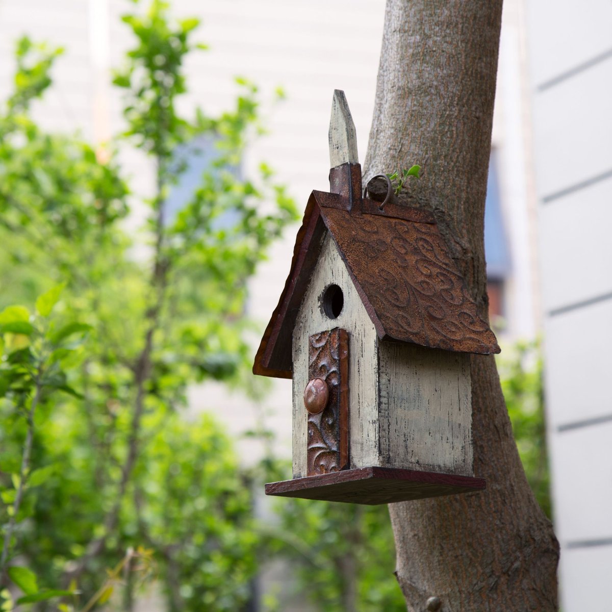 Glitzhome Distressed Wooden Bird House， 13.90-in