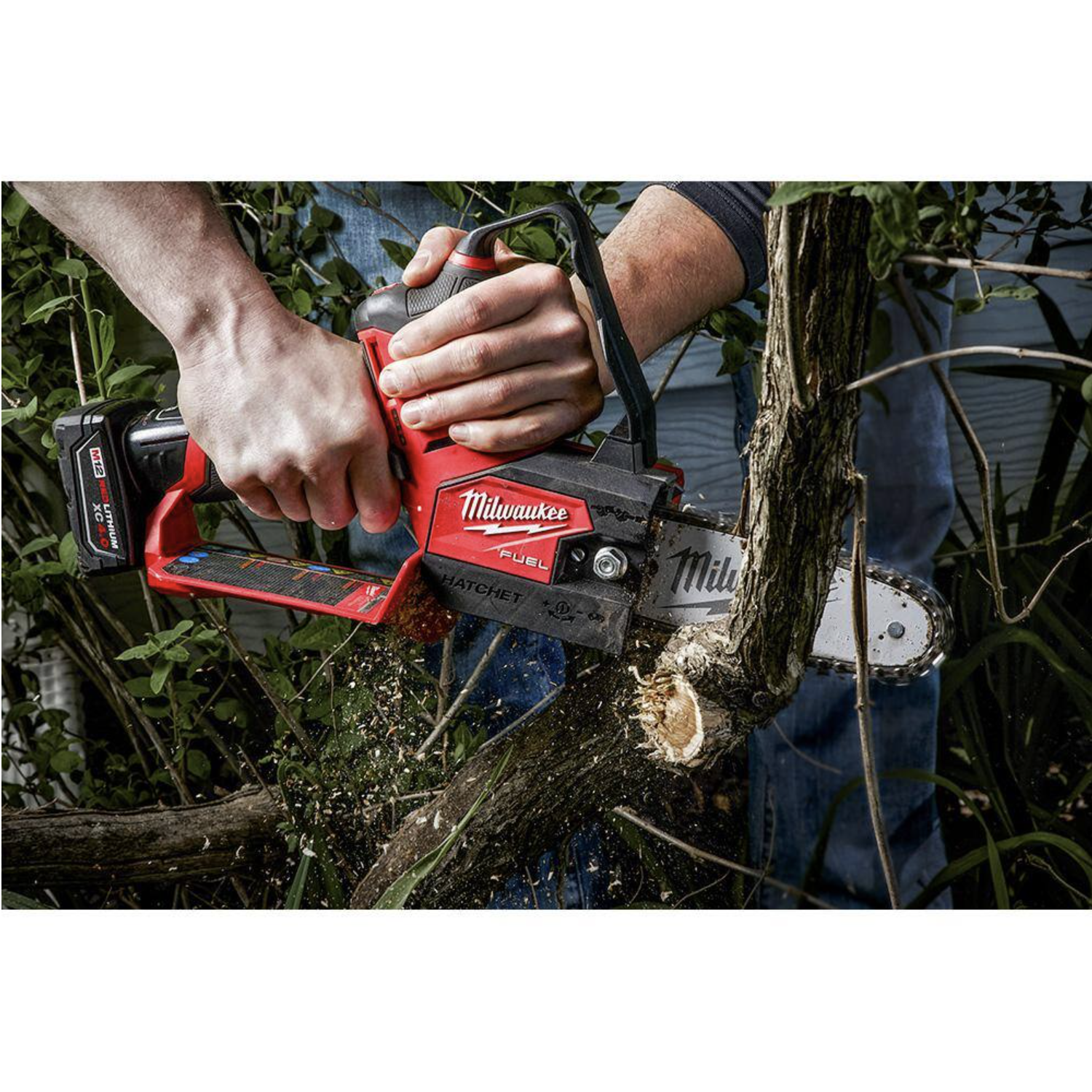 Milwaukee M12 Fuel 12-Volt Lithium-Ion Brushless Cordless 6 in. Hatchet Chainsaw Kit w/4.0 Ah Battery， Charger and Replacement Chain