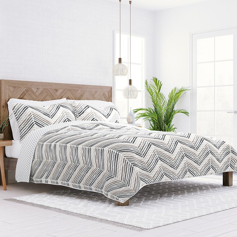 Home Collection All Season Diamond Chevron Reversible Quilt Set with Shams