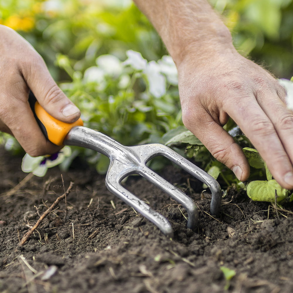 Fiskars Ergo Cultivator Garden Tool with Aluminum Head and Ergonomic Handle