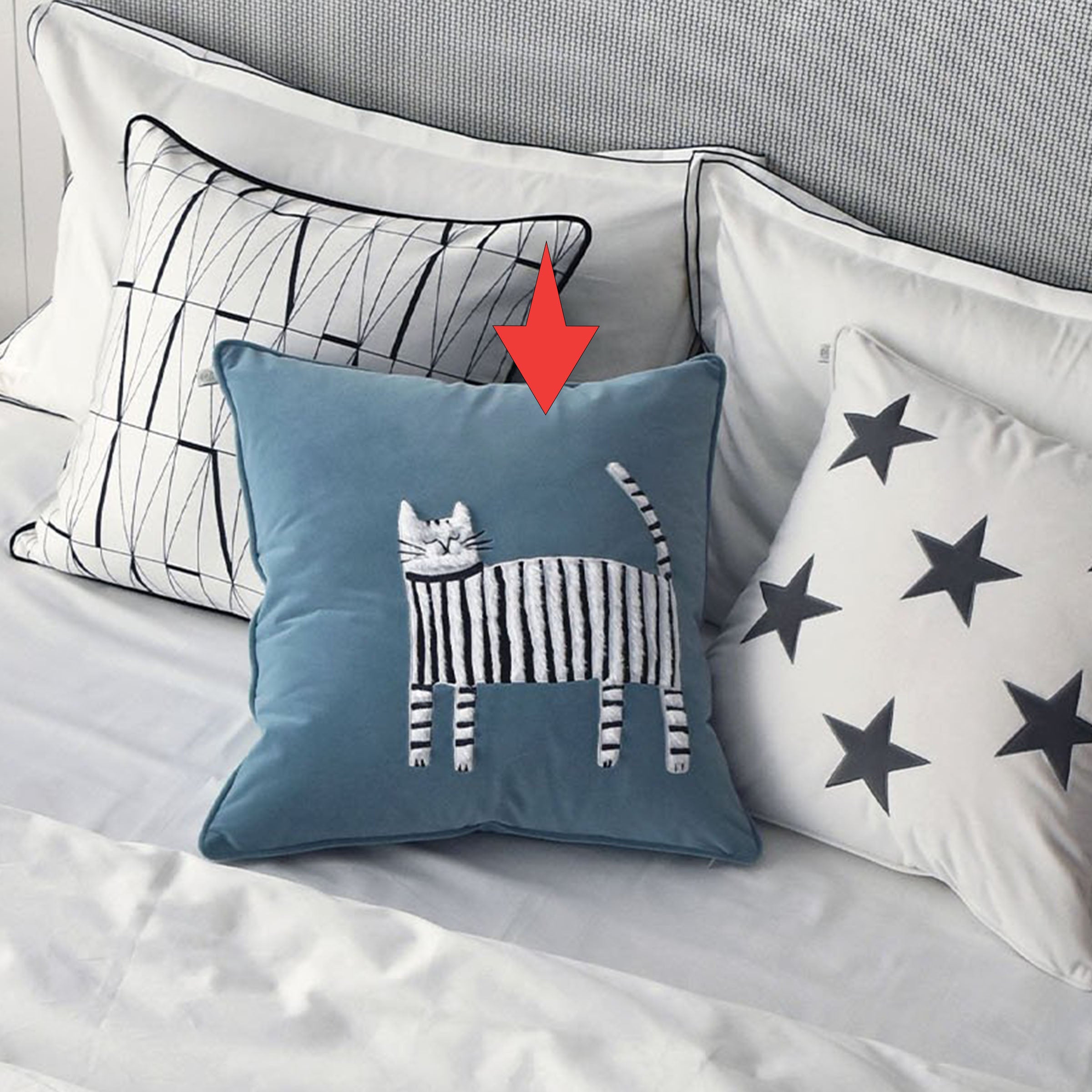 45X45 Cm Striped Cat Embroidered Throw Cushion Ecc-032