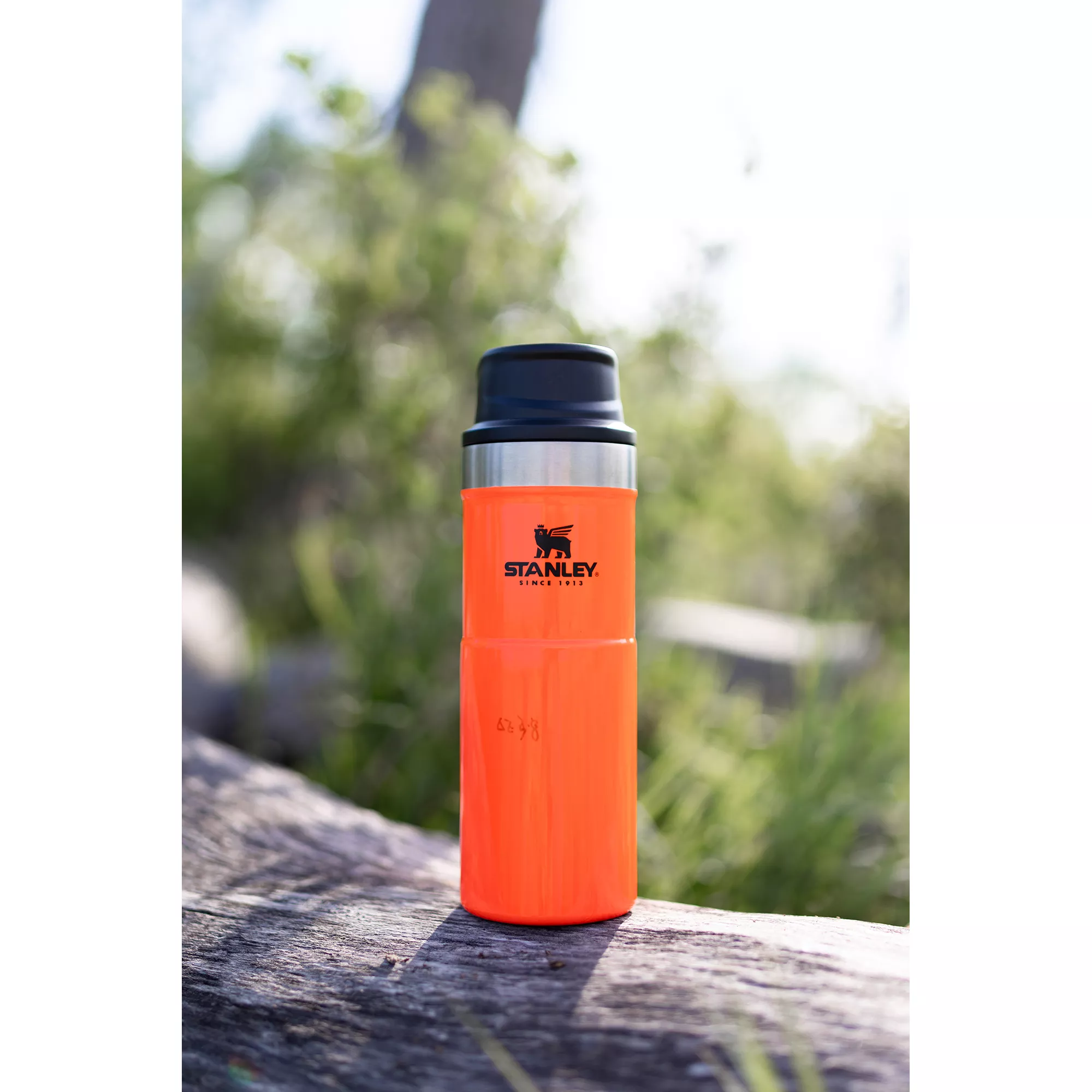 Stanley Classic Trigger-Action Travel Mug 16 OZ， Blaze Orange