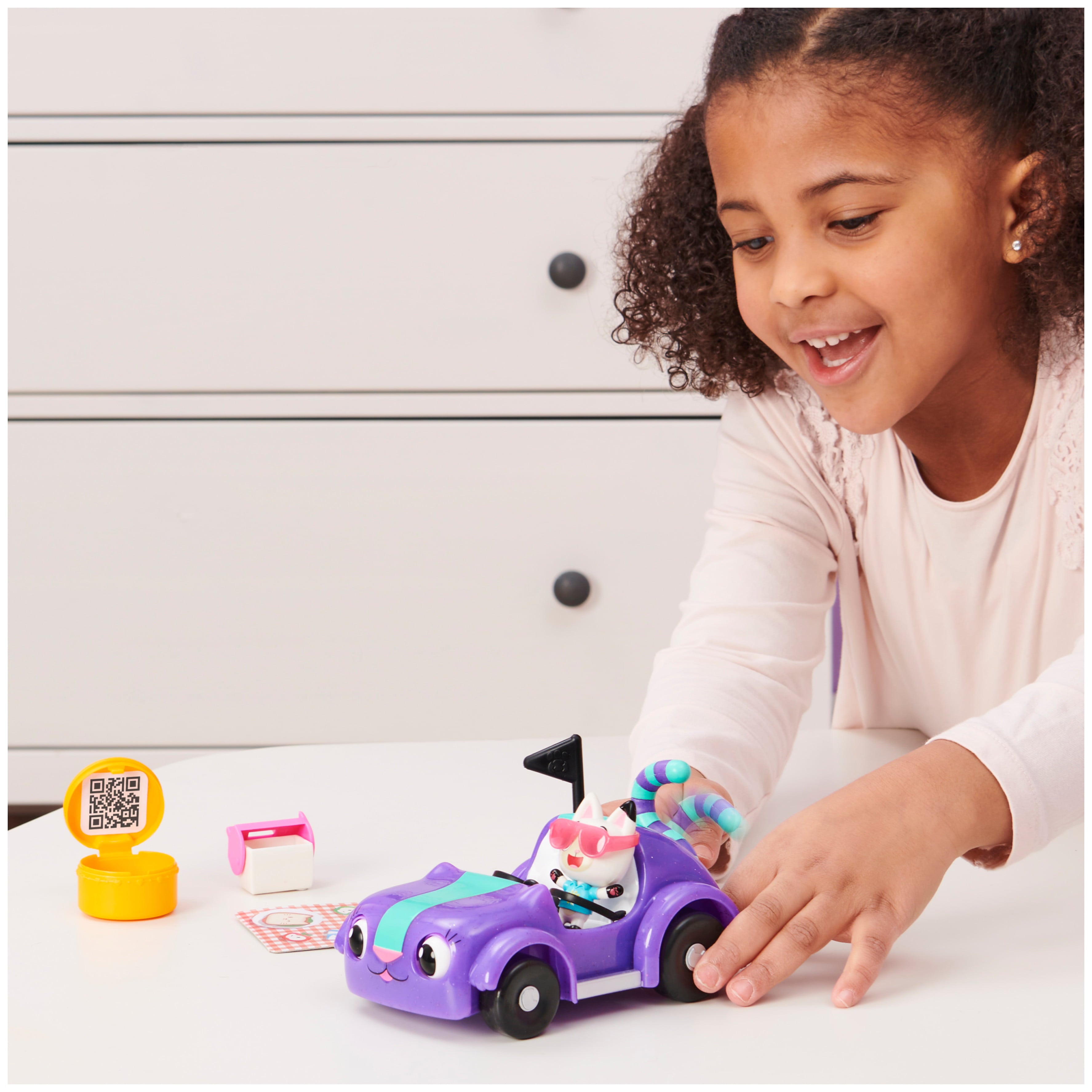 Gabby’s Dollhouse， Carlita Toy Car with Pandy Paws Collectible Figure and 2 Accessories， Kids Toys for Ages 3 and up