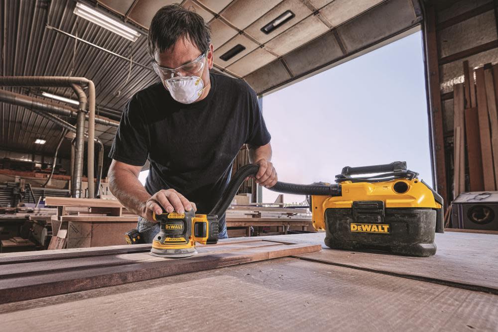 DEWALT 20V MAX 5 Random Orbit Sander and Premium XR Lithium Ion 4Ah Battery Pack Bundle