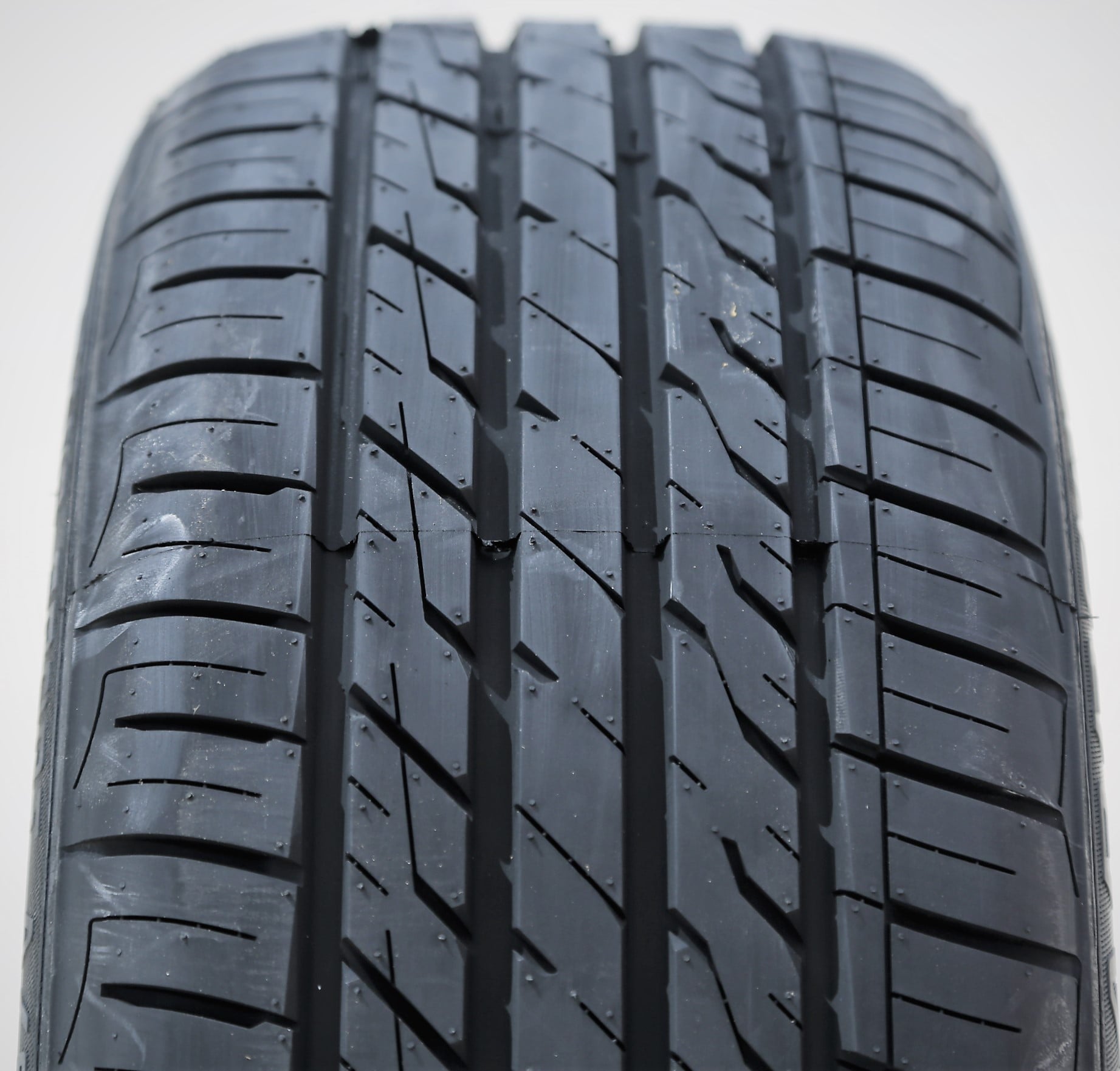 Arroyo Grand Sport A/S 225/40R18 ZR 92W XL AS High Performance Tire