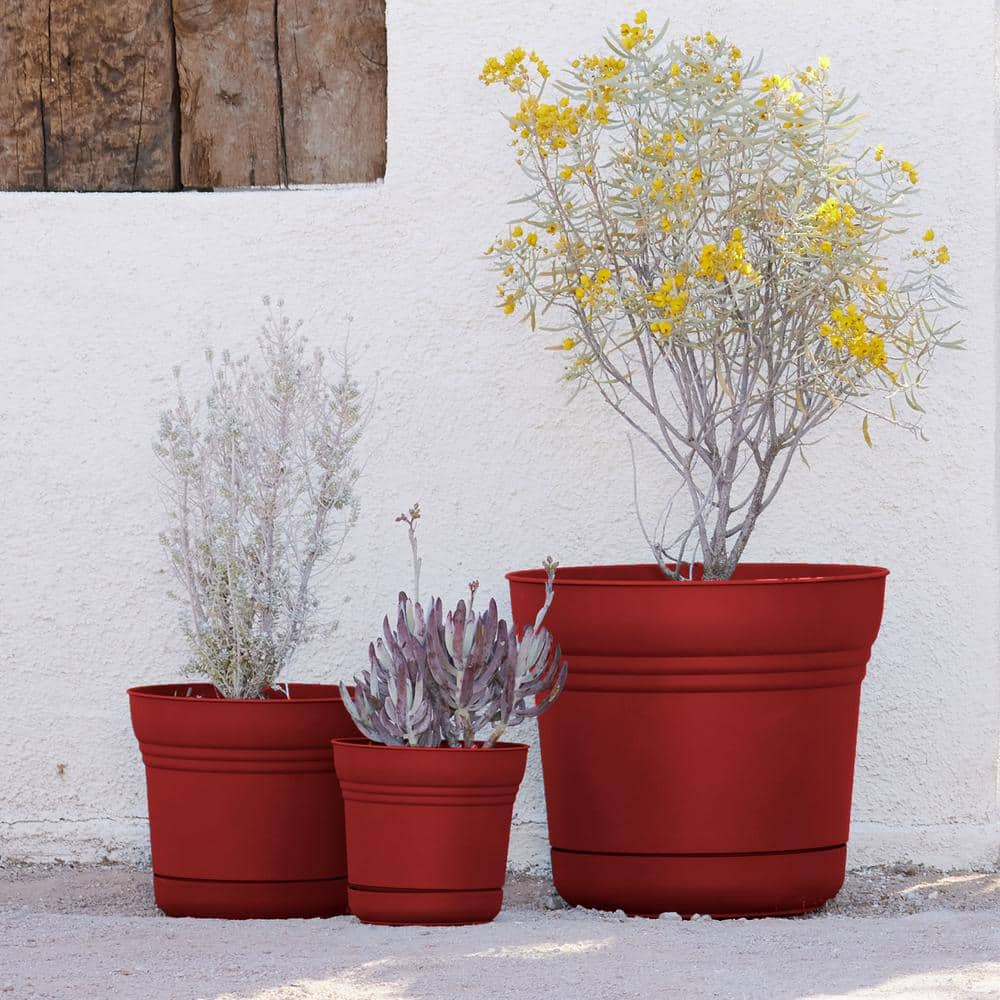 Bloem Saturn 14 in. Burnt Red Plastic Planter with Saucer SP1413