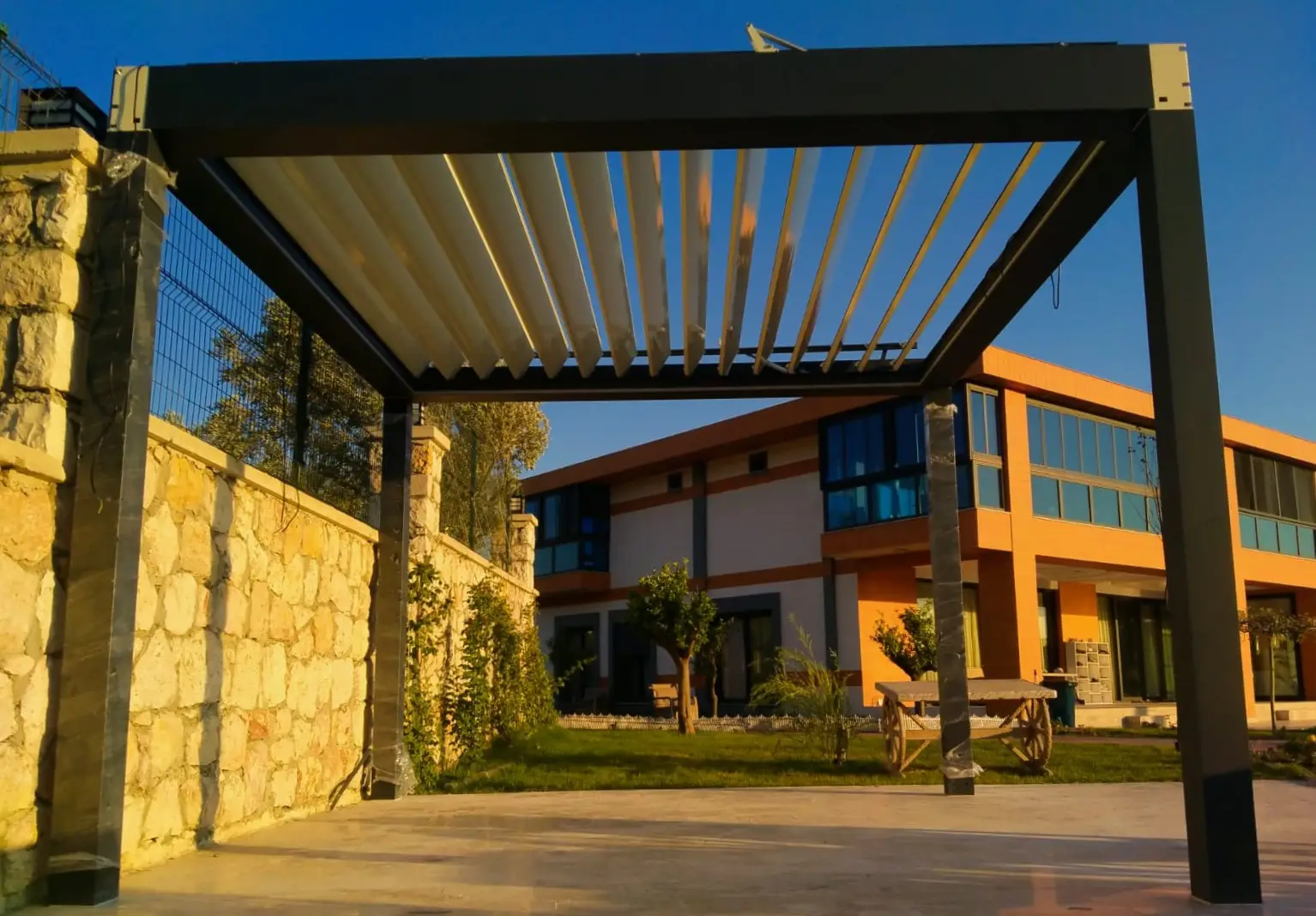 Smart Aluminum Roof Motorized Controlled Modern Movable Panels Retractable Waterproof Illuminated Bioclimatic Pergola