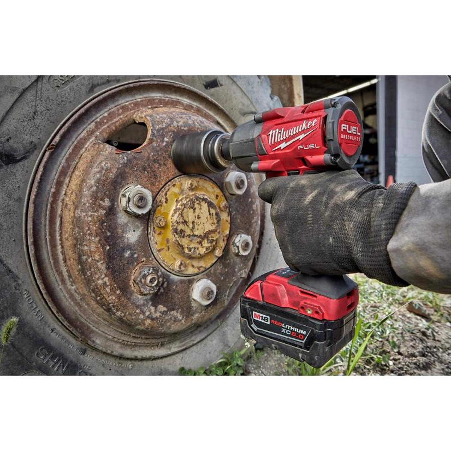 MW M18 FUEL 18 V 1/2 in. Cordless Brushless Mid-Range Impact Wrench Kit (Battery \u0026 Charger)