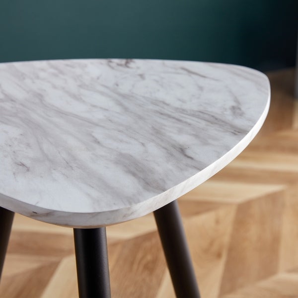 Modern White Faux Marble End Table， Triangle Side Table， Small Accent Coffee Table with Metal Legs