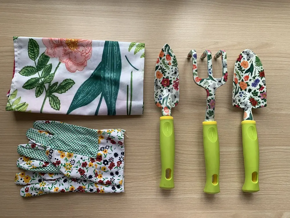 Customized 5 Pieces Flower Pattern Gardening Tools Set Gift for Women With Apron Paper Box Packing