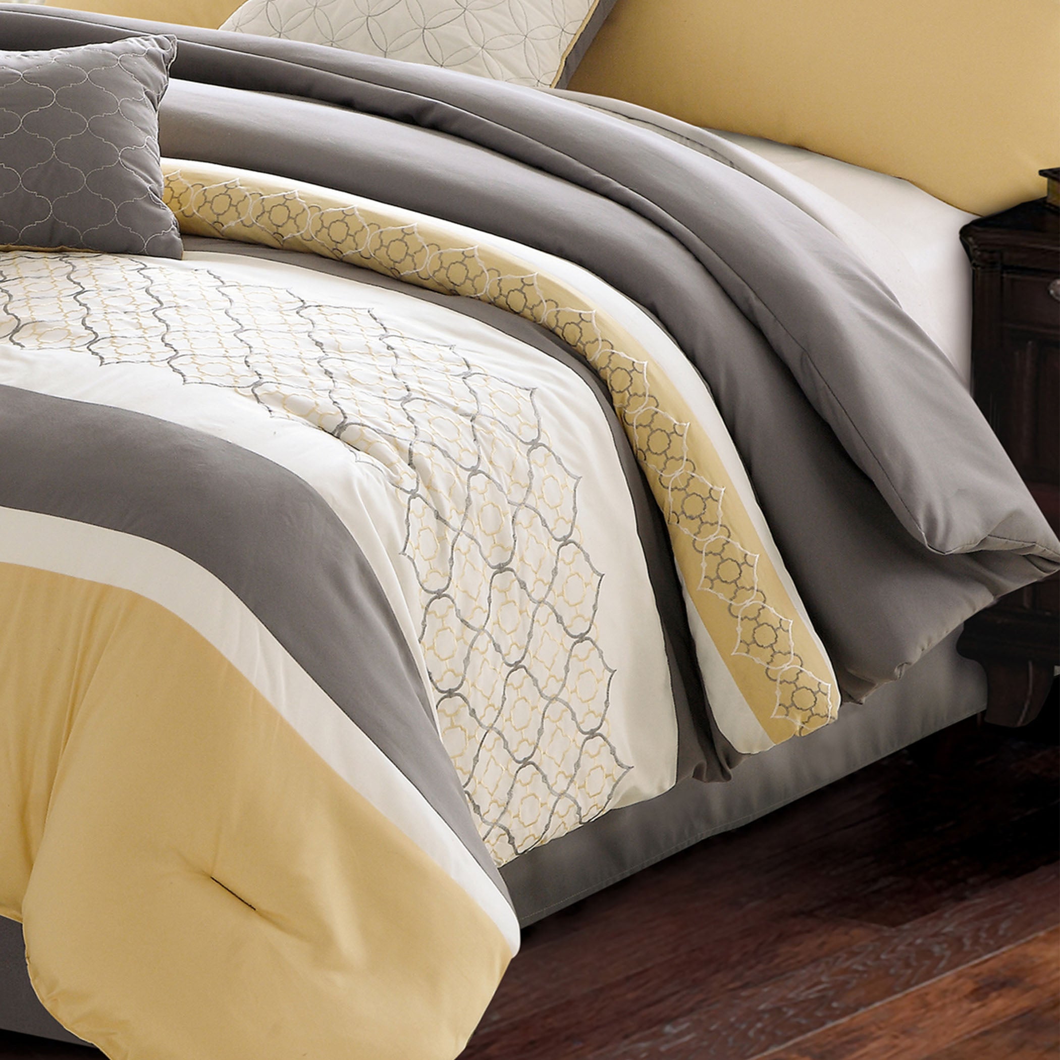 Riverbrook Home 7 Pc Comforter Set， Queen， Yellow/Gray， Verdugo， Embroidered， Polyfil