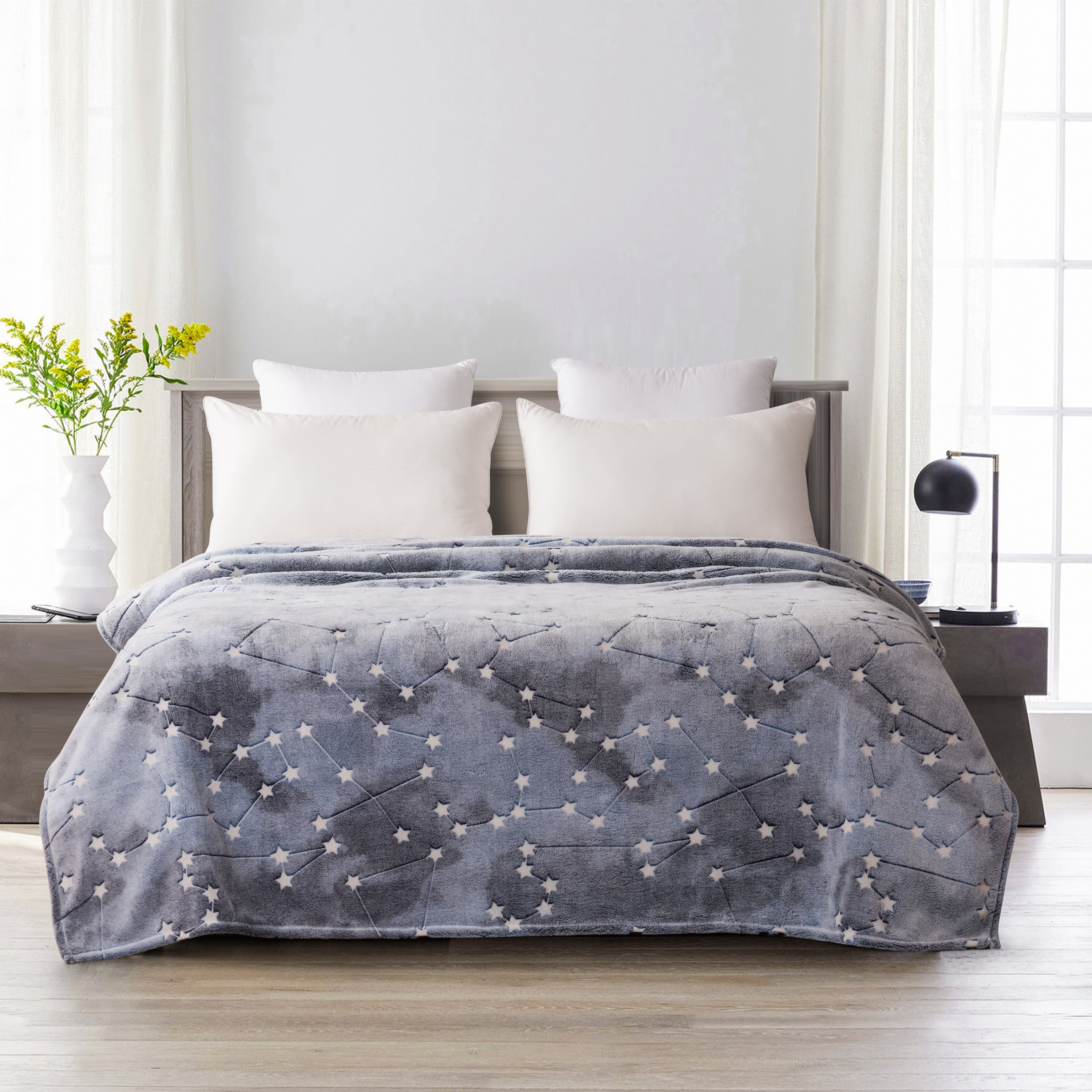 Your Zone Velvet Plush Glow in the Dark Blanket， 100% Polyester， 72 x 90 inch， Constellation， Machine Washable