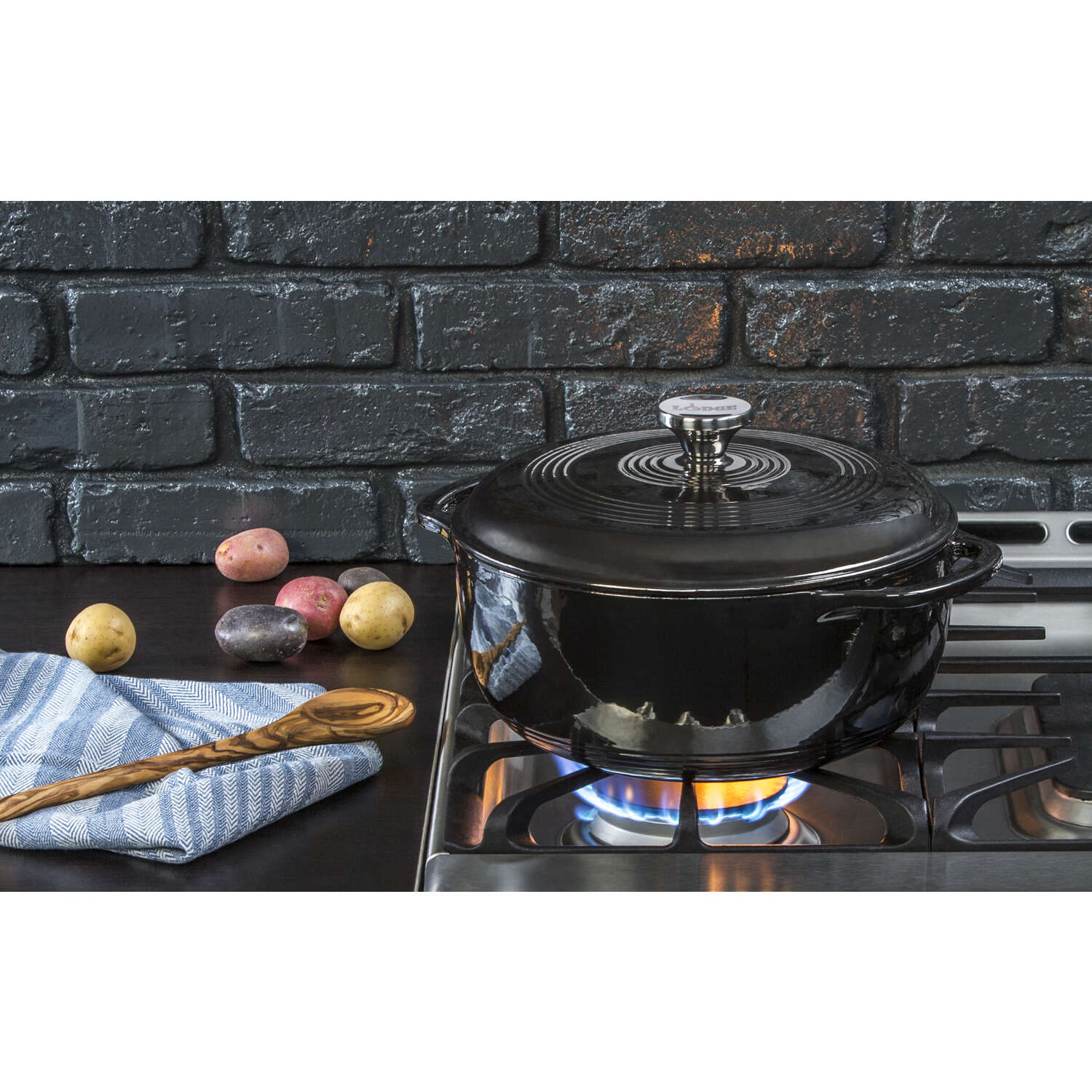 Lodge Cast Iron Dutch Oven 10.5 in. 6 qt Black