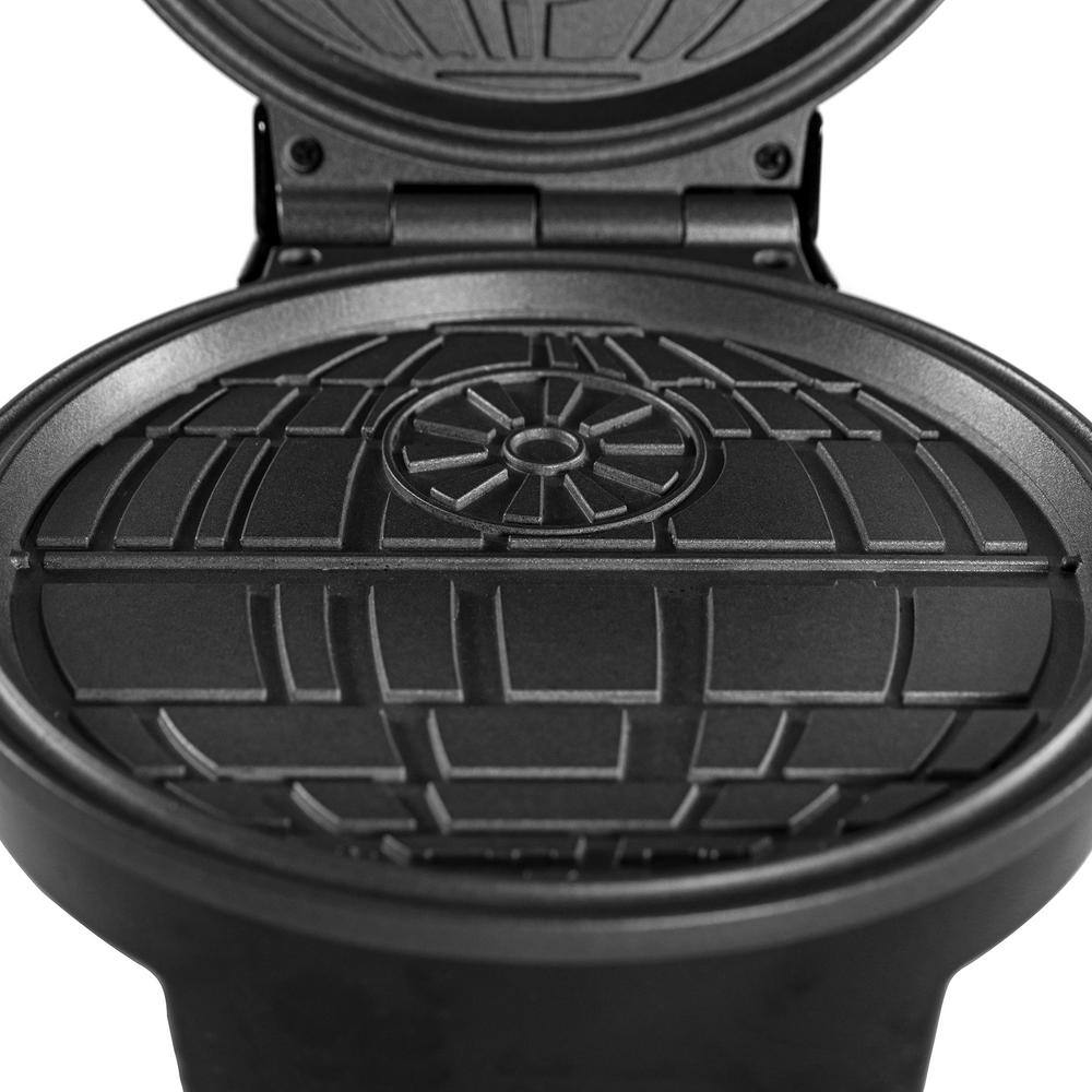 Uncanny Brands Star Wars Deluxe Silver Death Star American Waffle Maker DWM-SRW-DST