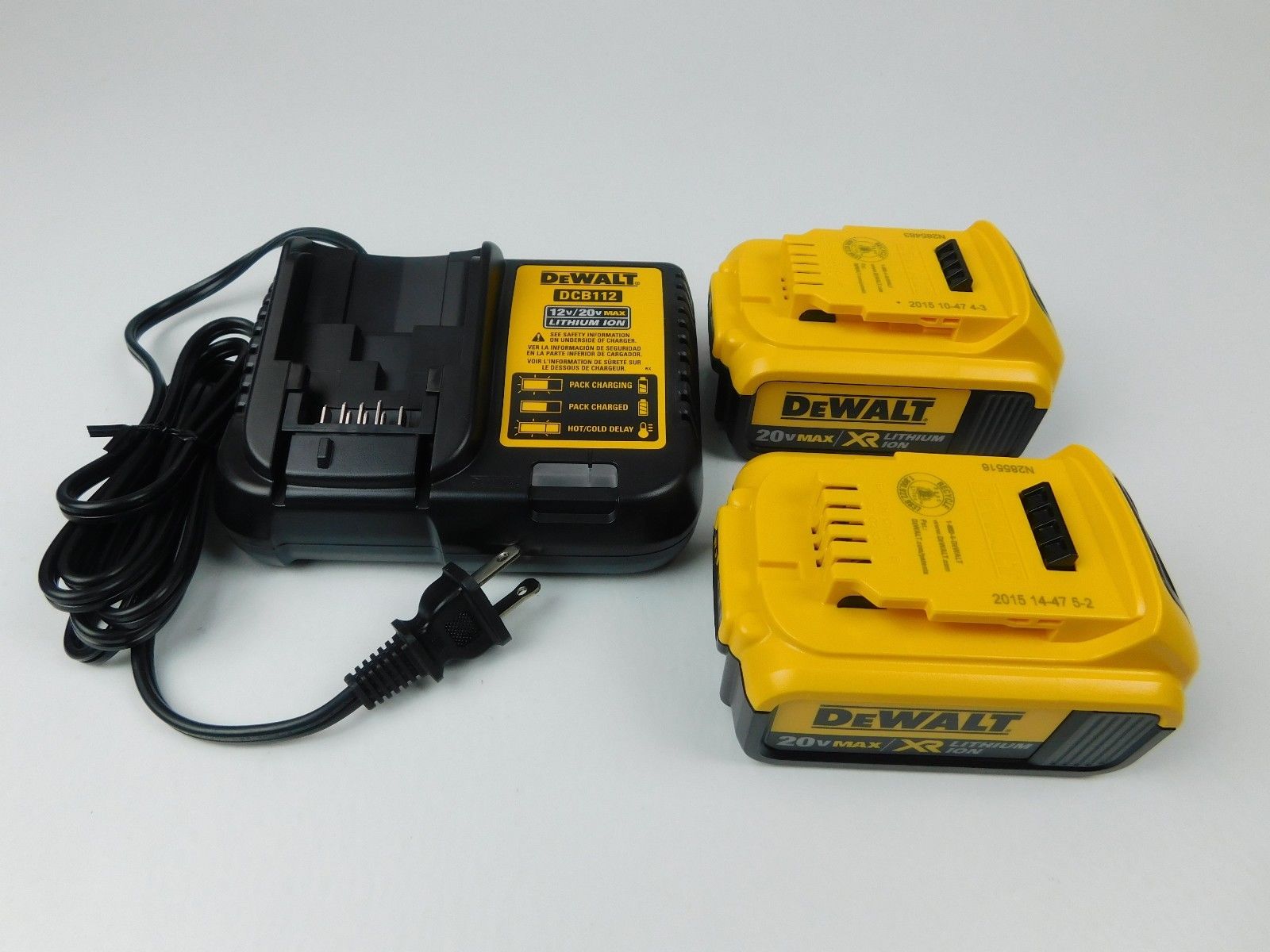 DeWalt DCB204 20V 4Ah Battery 2 Pack with DCB101 Charger Kit