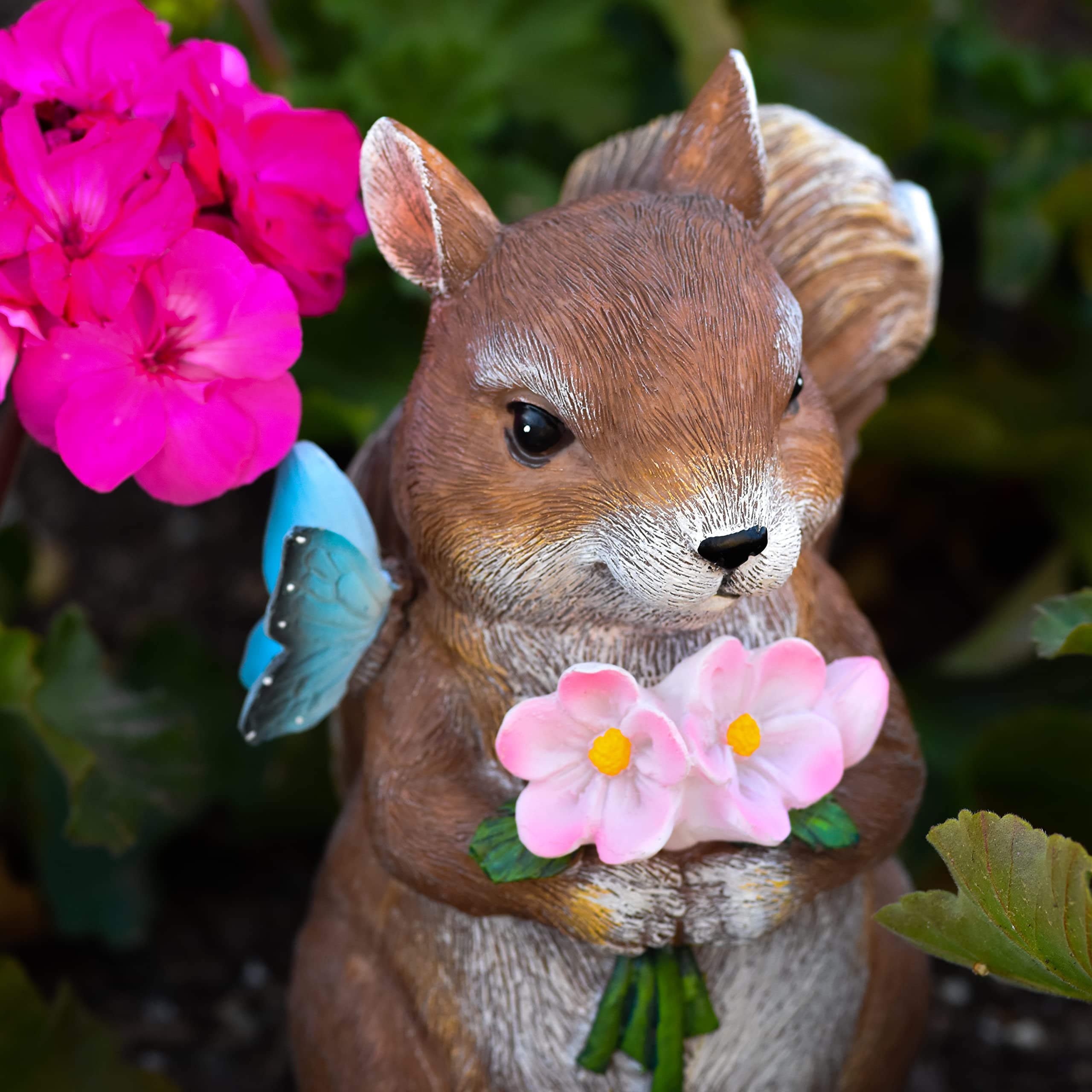 VP Home Charming Welcome Squirrel Statue, Solar-Powered LED Outdoor Decor Garden