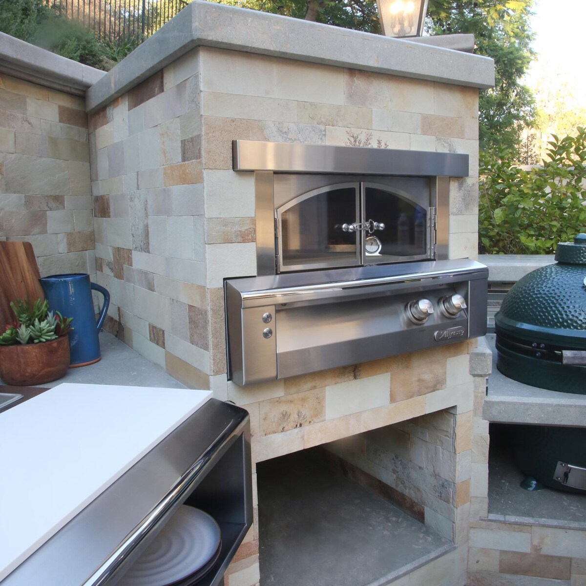 Alfresco 30-Inch Built-In Natural Gas Outdoor Pizza Oven Plus