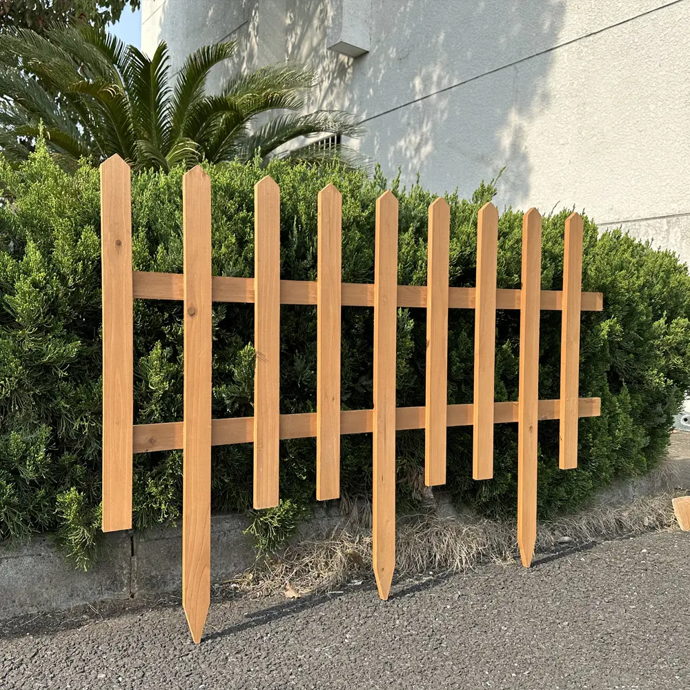 Manufacturer supply solid wood outdoor garden fence wall vertical slat wood fence