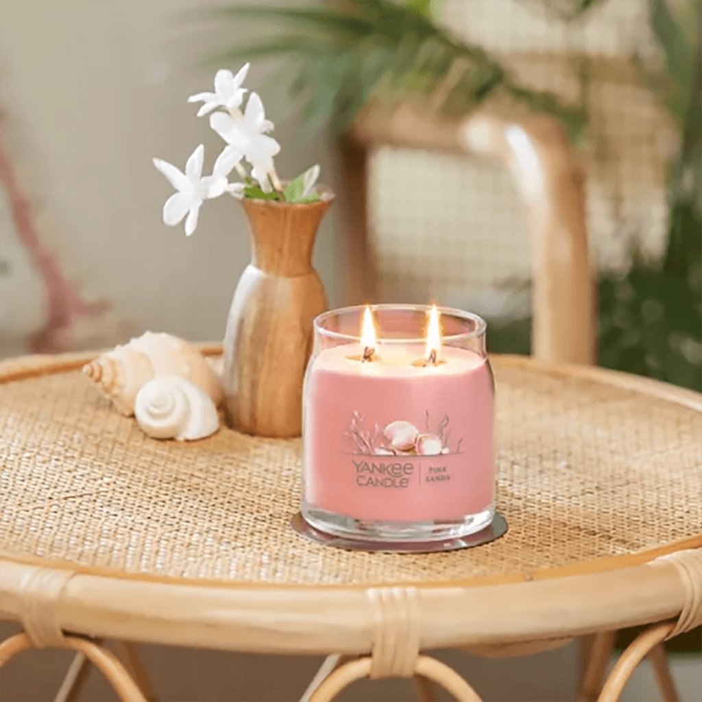 Yankee Candle  Signature Medium Jar Candle in Pink Sands™