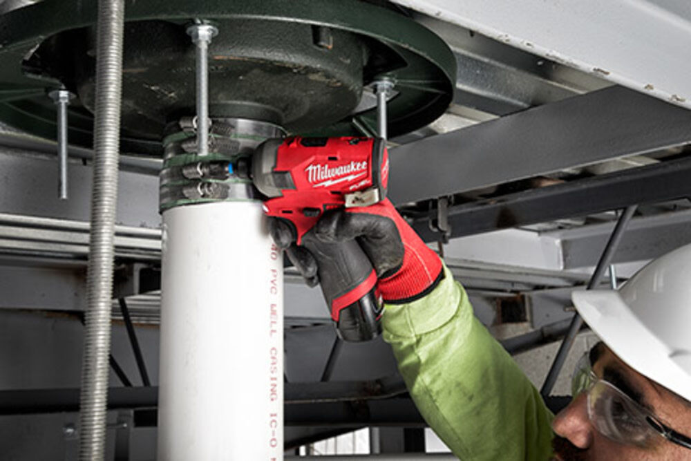 Milwaukee M12 FUEL SURGE 1/4