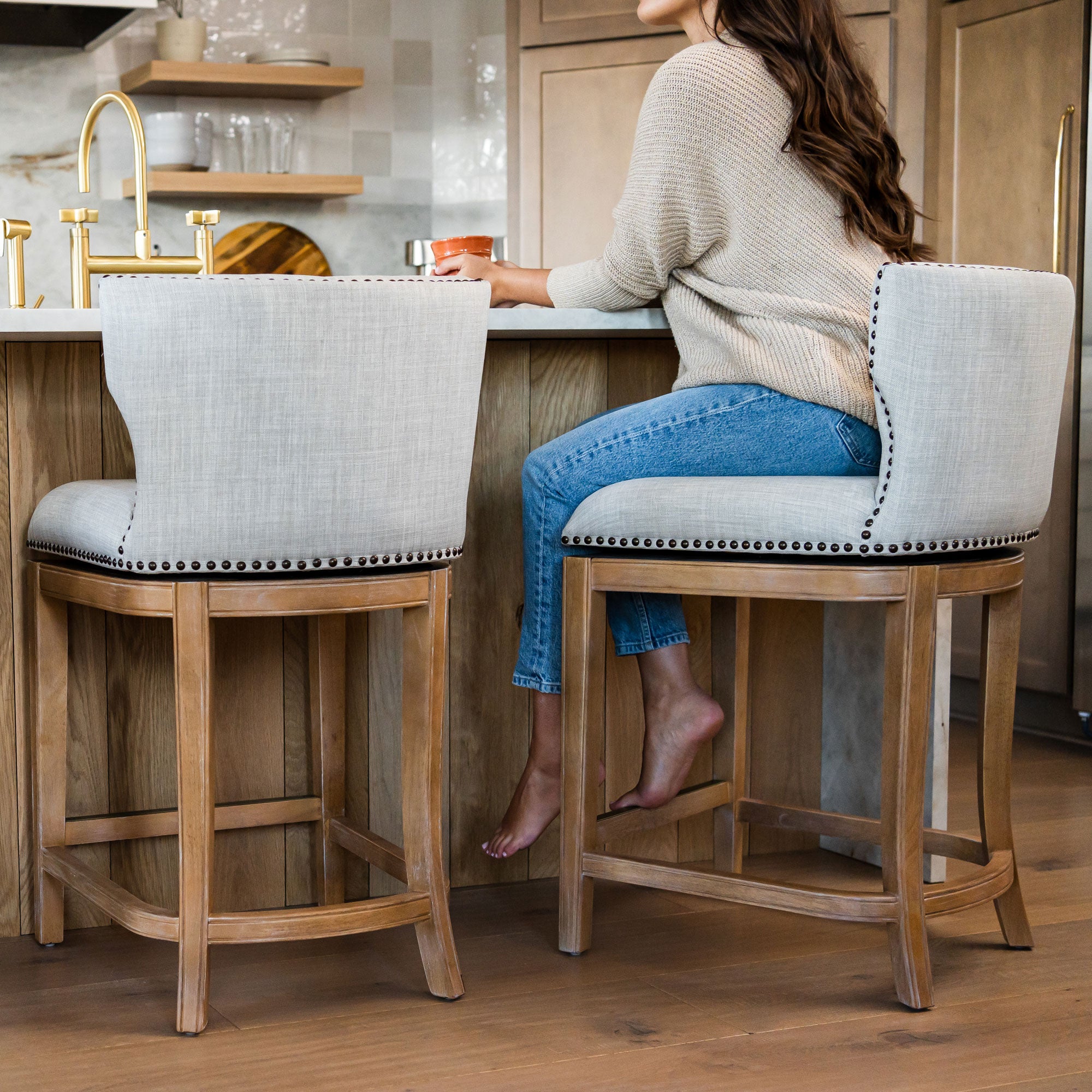 Maven Lane Hugo Tufted Swivel Kitchen Bar Stool 31H， Weathered Oak Finish