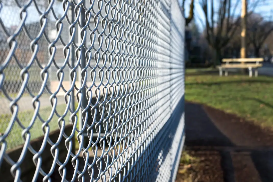 Low price galvanized chain link fence diamond wire mesh Factory Game Fence