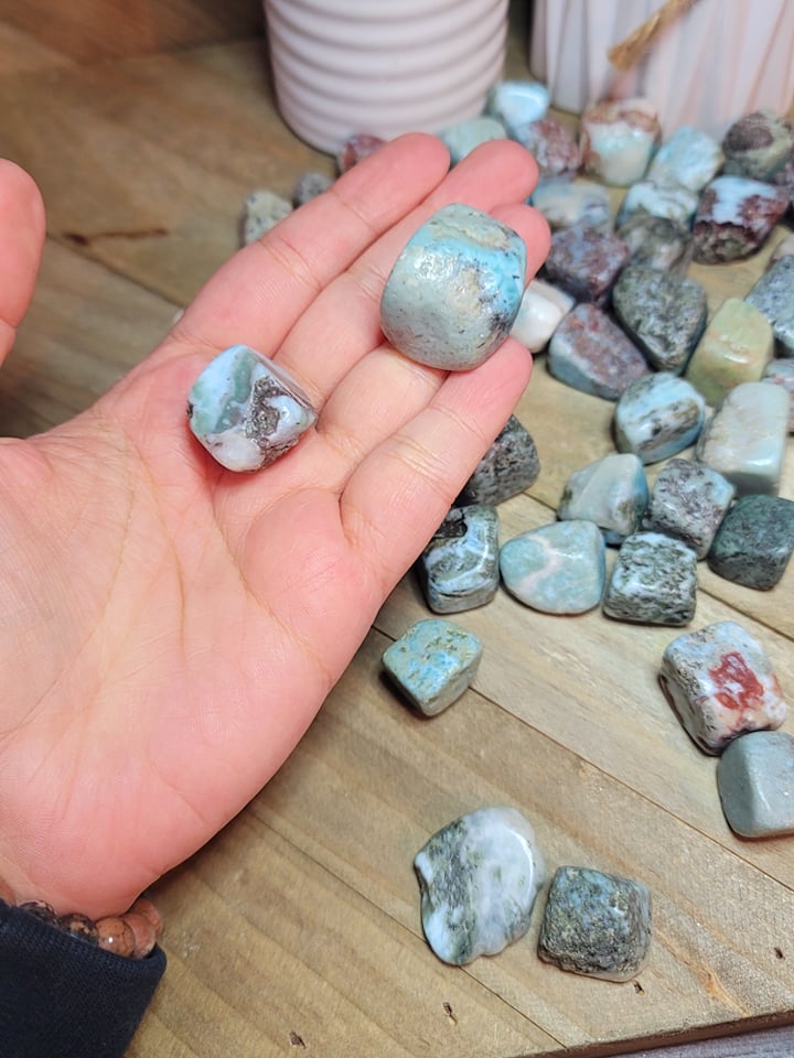 ONE LARIMAR TUMBLED STONE