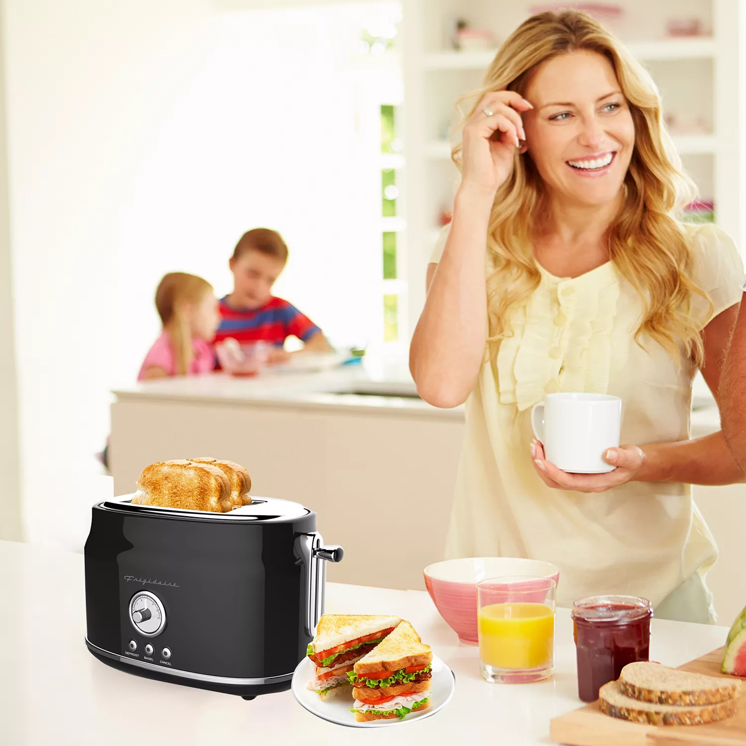 Frigidaire ETO102-BLACK， 2 Slice Toaster， Retro Style， Wide Slot for Bread， English Muffins， Croissants， and Bagels， 5 Adjustable Toast Settings， Cancel and Defrost， 900w， Black