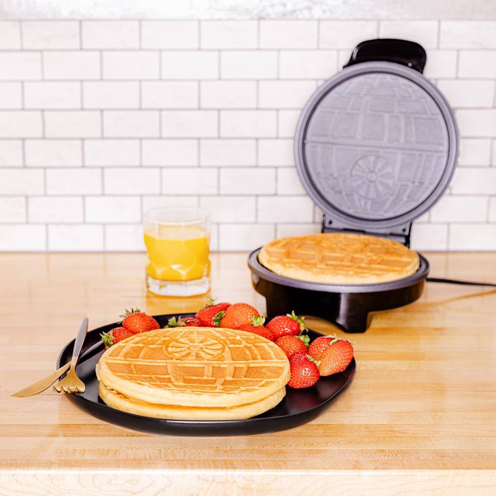 Uncanny Brands Star Wars Deluxe Silver Death Star American Waffle Maker DWM-SRW-DST