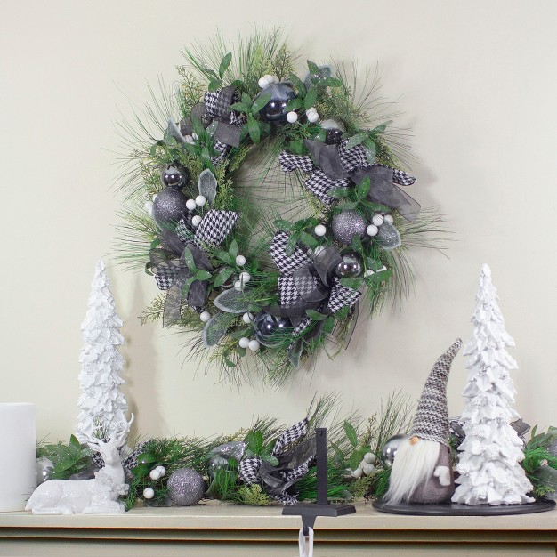 Northlight Houndstooth And White Berries Artificial Christmas Wreath 24 inch Unlit