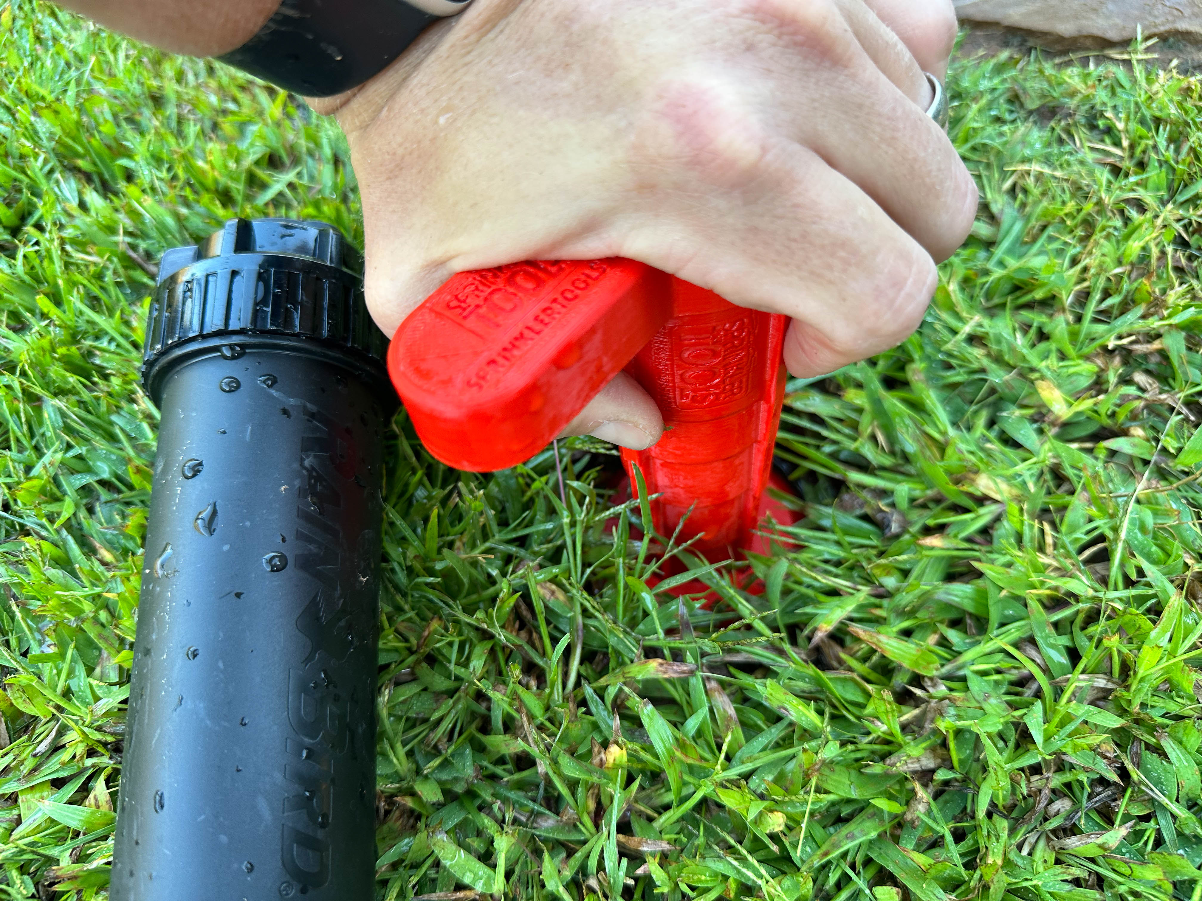 Sprinkler Head and Irrigation Removal and Replacement 4-in-1 Tool， Replace Your Sprinklers Without Digging in Under 2 Minutes， Removes All Major Brands Rainbird， Toro， Orbit， Hunter， K-Rain， Irritrol