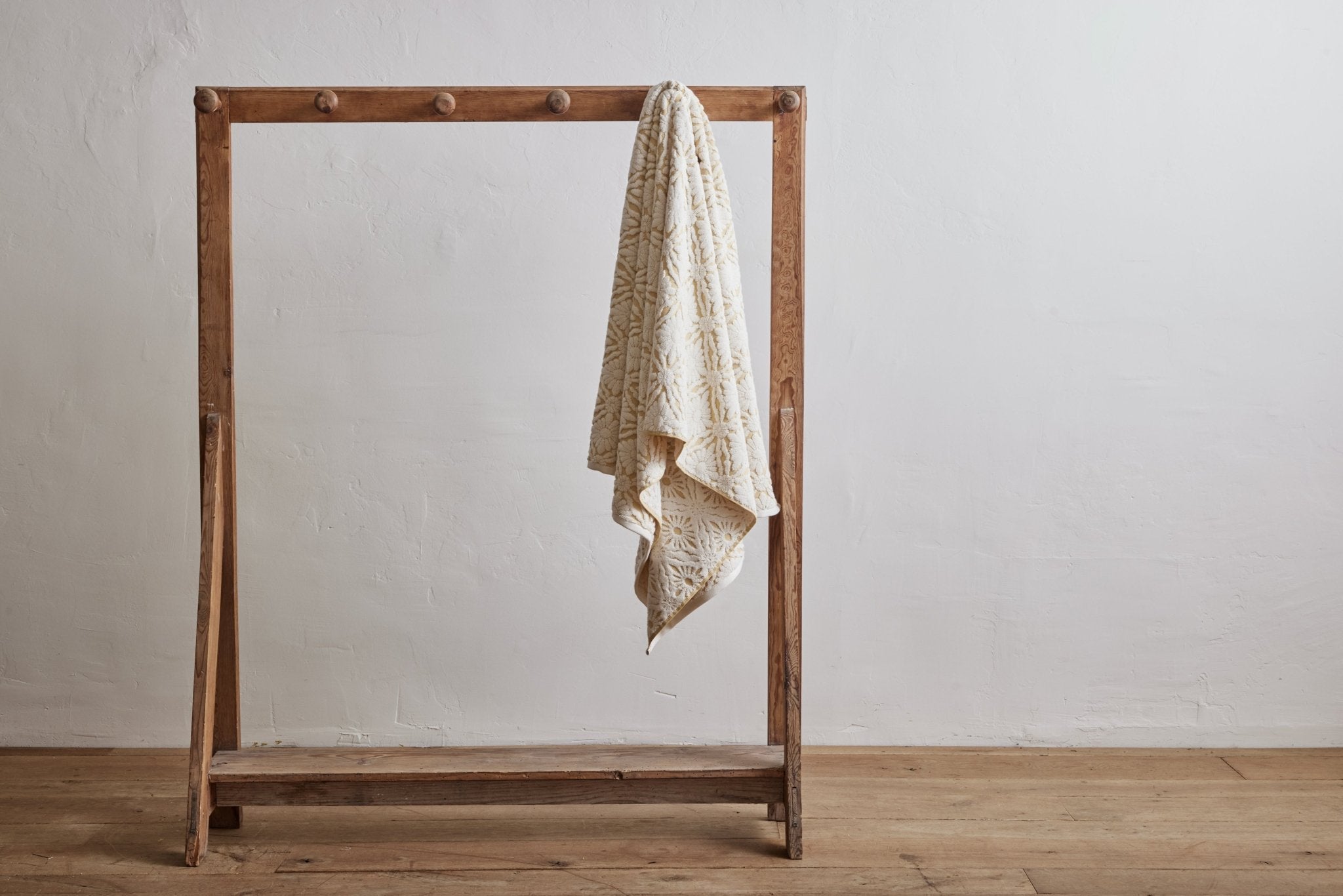 Nickey Kehoe Marguerite Bath Towel in Chamomile